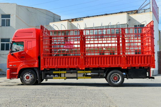 De Vrachtwagen DongFeng D9K 4x2 van omheiningsdelivery cargo transport kiest Rij uit
