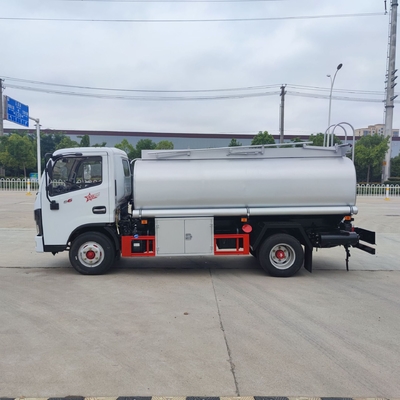 De de Tankervrachtwagen 4x2 van de benzinediesel rijdt 4,5 Cbm het Vervoersvrachtwagen van de Kerosineolie