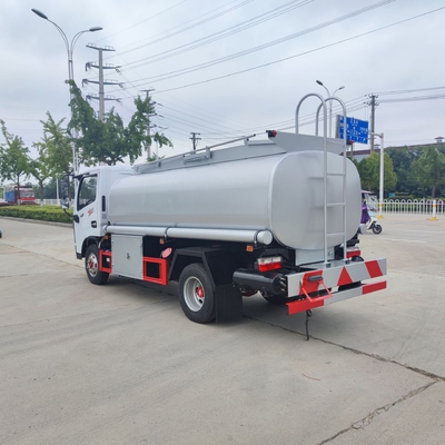 De de Tankervrachtwagen 4x2 van de benzinediesel rijdt 4,5 Cbm het Vervoersvrachtwagen van de Kerosineolie