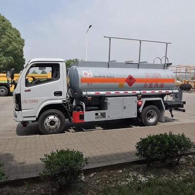 De de Tankervrachtwagen 4x2 van de benzinediesel rijdt 4,5 Cbm het Vervoersvrachtwagen van de Kerosineolie